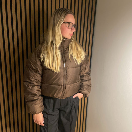 Sia – Kort, vatteret jakke i brun