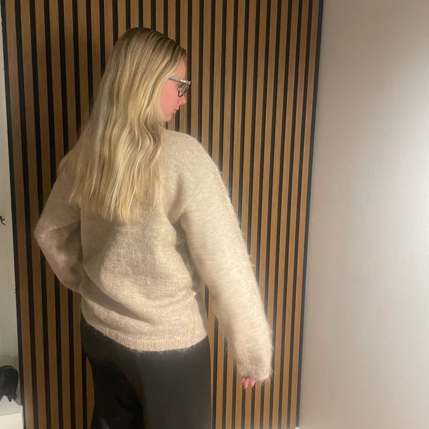 Alina – Blød strik i sandfarvet nuance