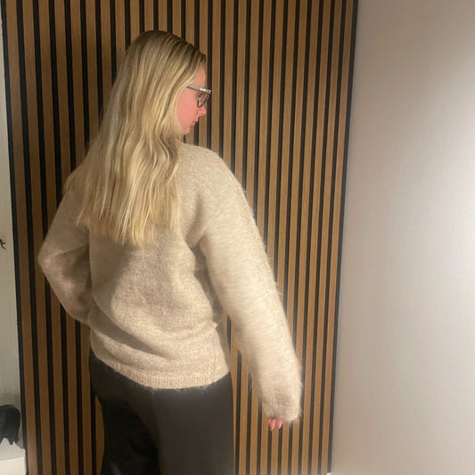 Alina – Blød strik i sandfarvet nuance