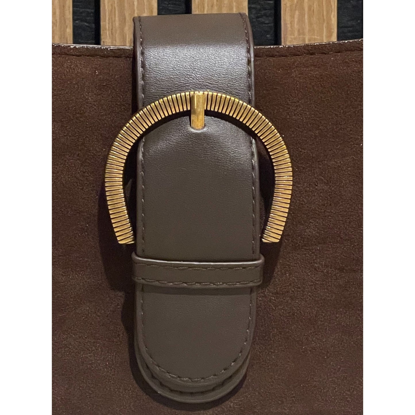 Almina – Skuldertaske med guld-detalje