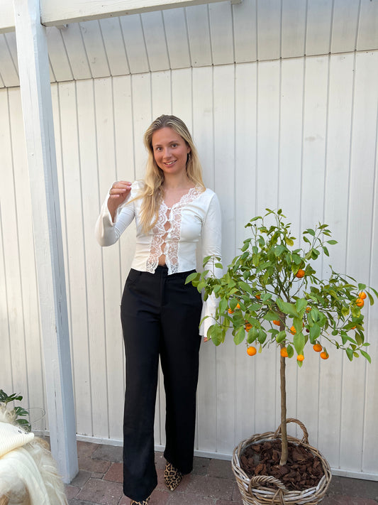 V-hals blondebluse med lange ærmer