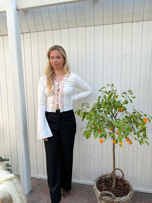 V-hals blondebluse med lange ærmer