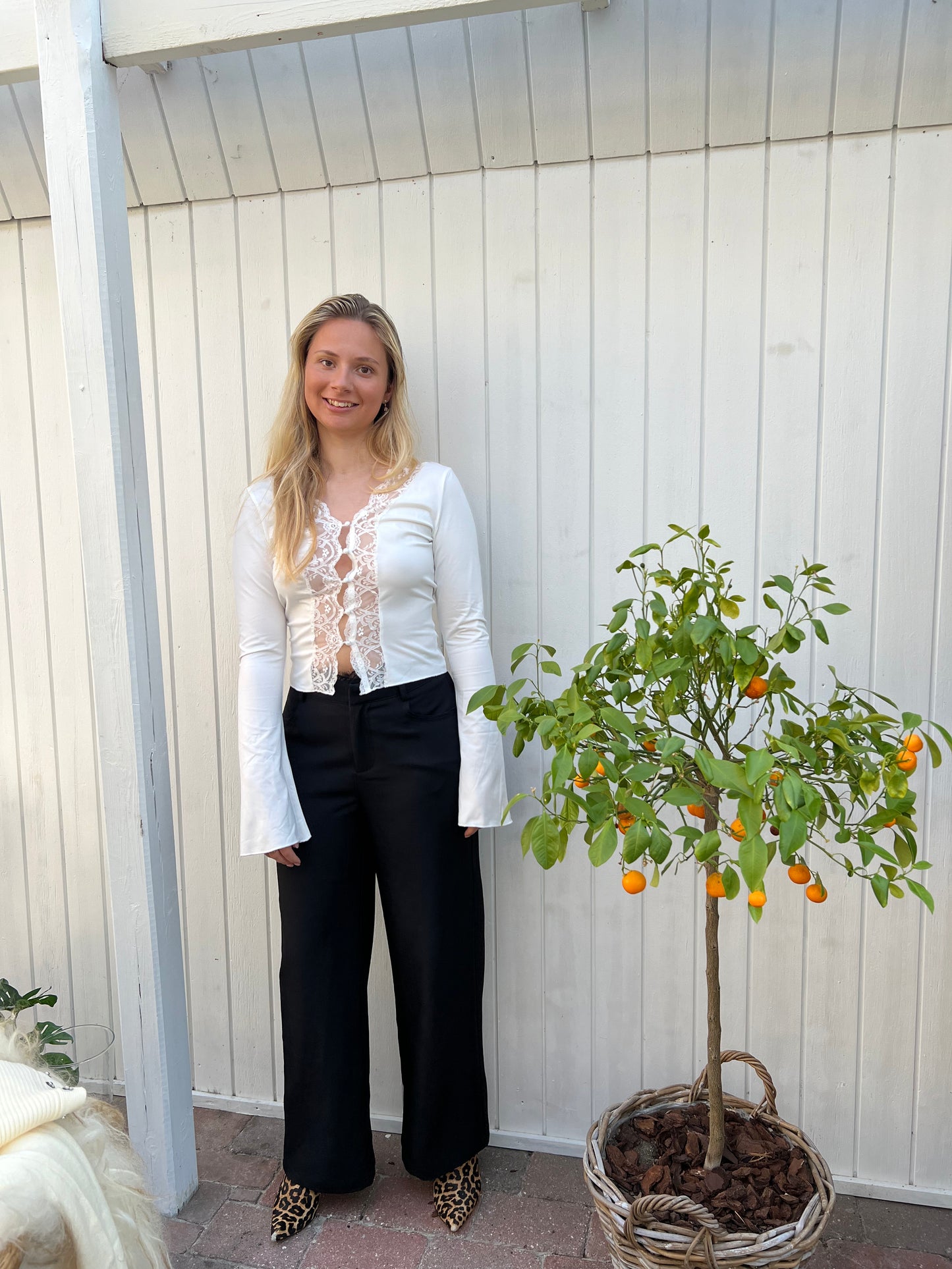 V-hals blondebluse med lange ærmer