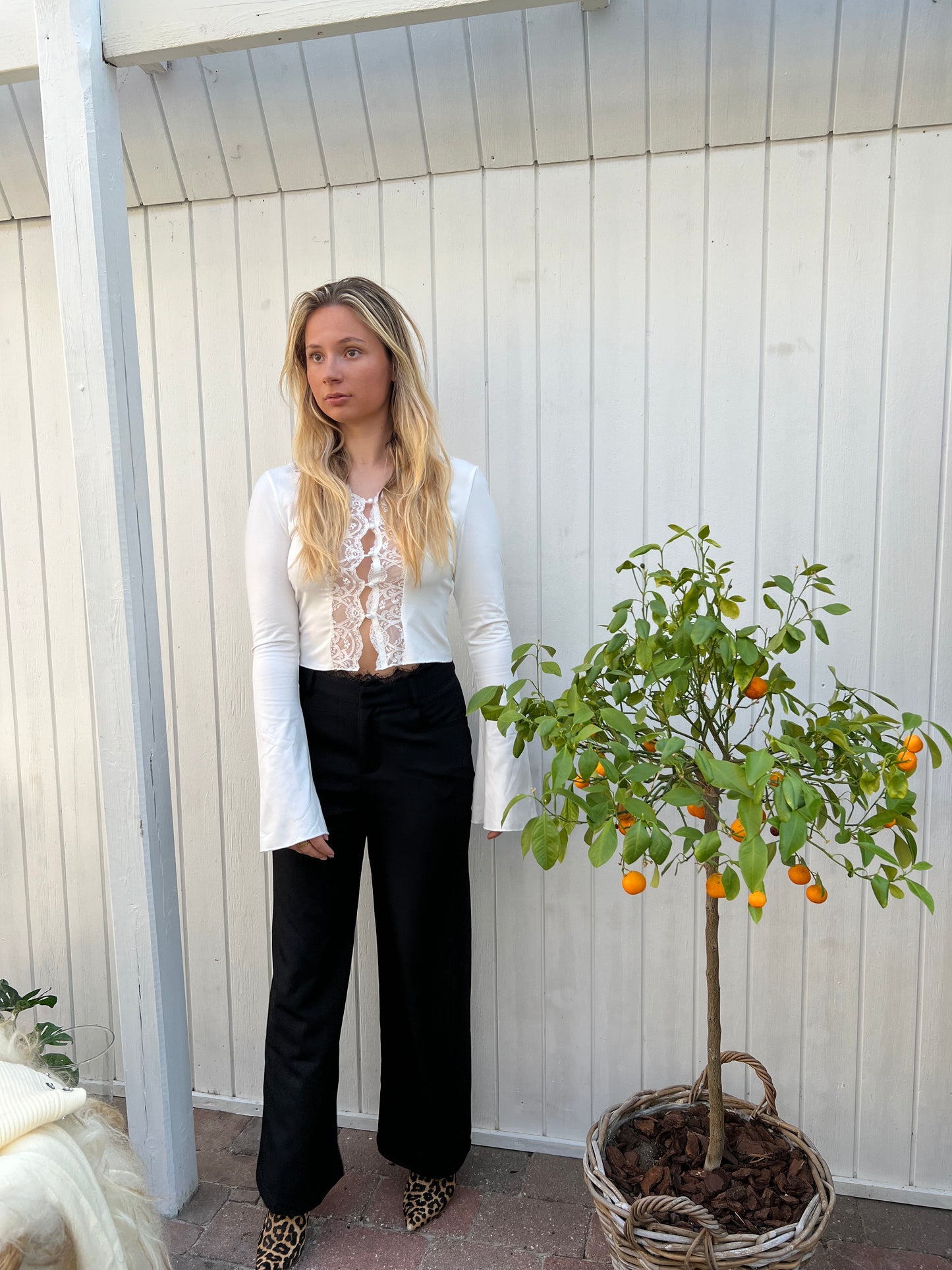 V-hals blondebluse med lange ærmer