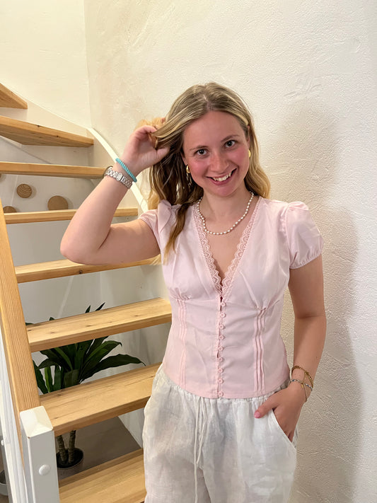 Bluse med blonder