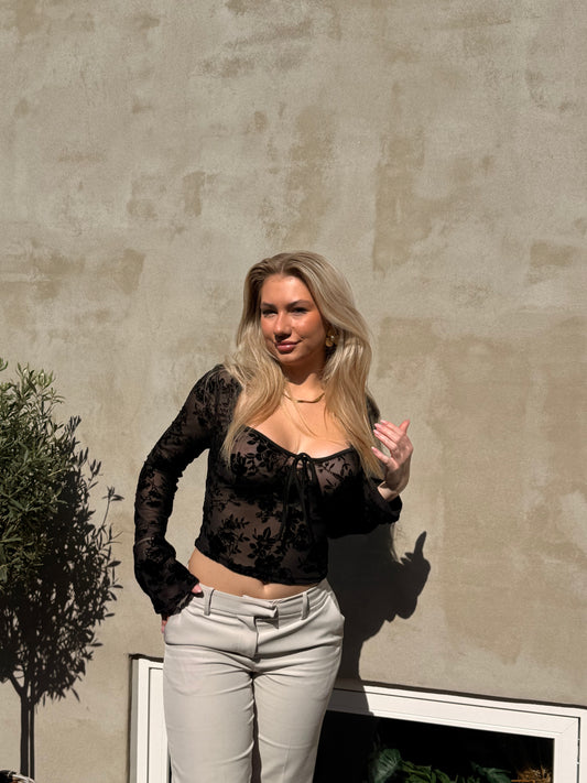 Langærmet blondebluse