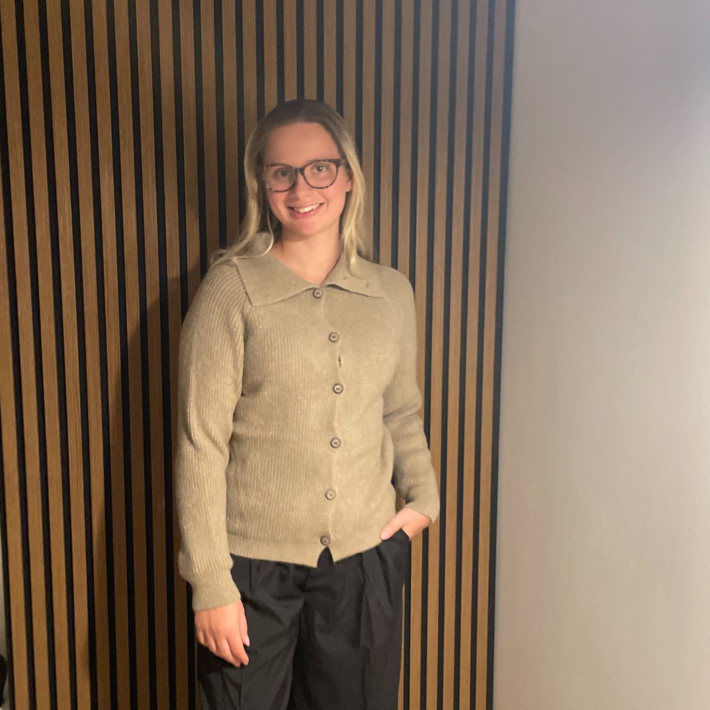 Meline – Cardigan med krave og knaplukning