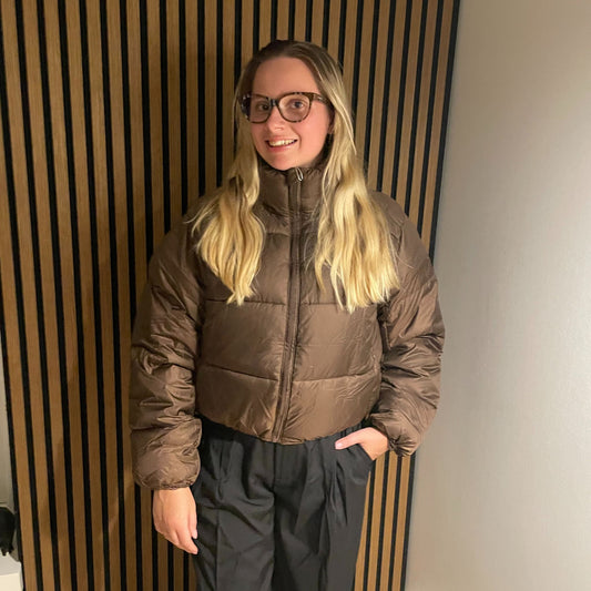 Sia – Kort, vatteret jakke i brun